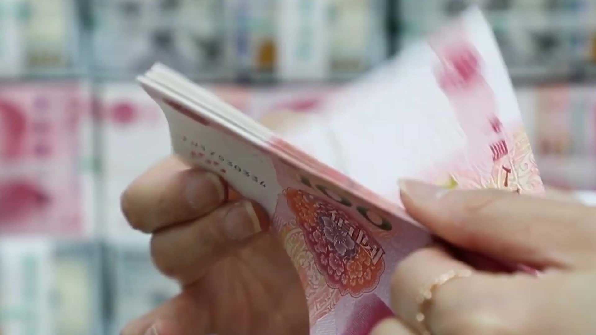 越南成捆的人民币当街摆放到底要做什么看完明白了