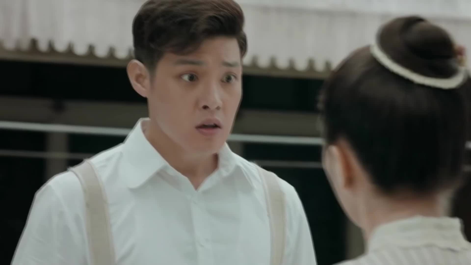 小娘惹:陈锡开车撞倒月娘,月娘要陈锡赔鸡汤,陈锡一溜烟跑没影