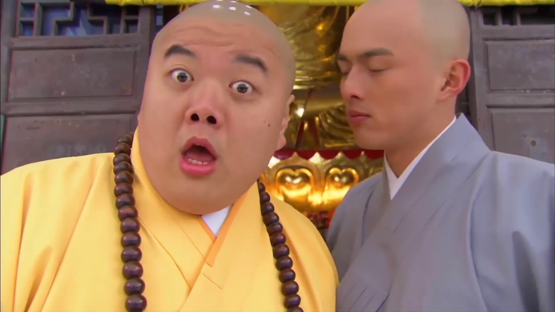 活佛济公必清想要拉着广亮去偷窥道济没想到被陈亮听到了