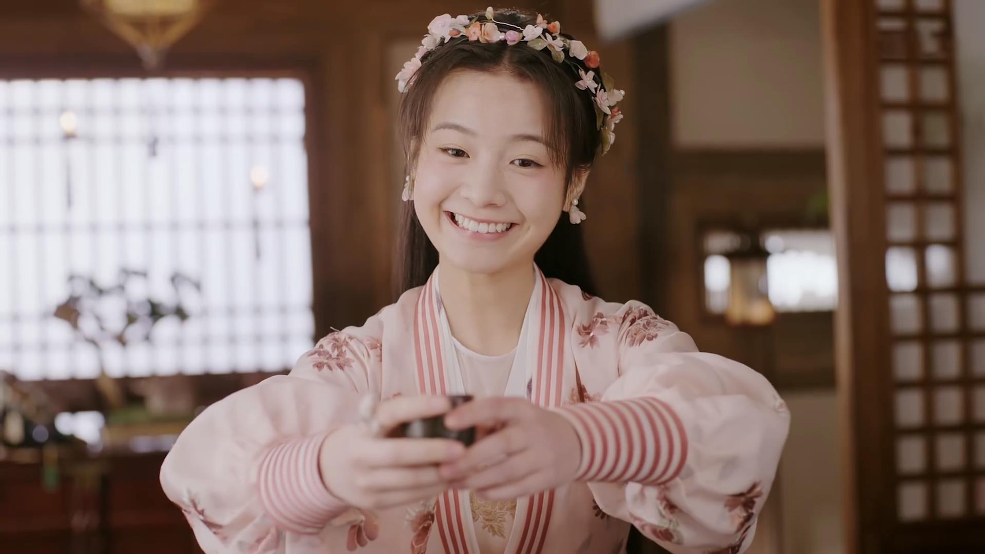小丸子半永久花环,小郡主半永久额饰,搭配同色系耳环,毫无新意.