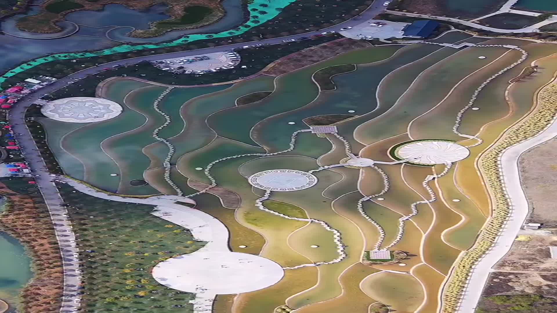 弥勒五彩池,如珍珠般散落在山间,太美了!