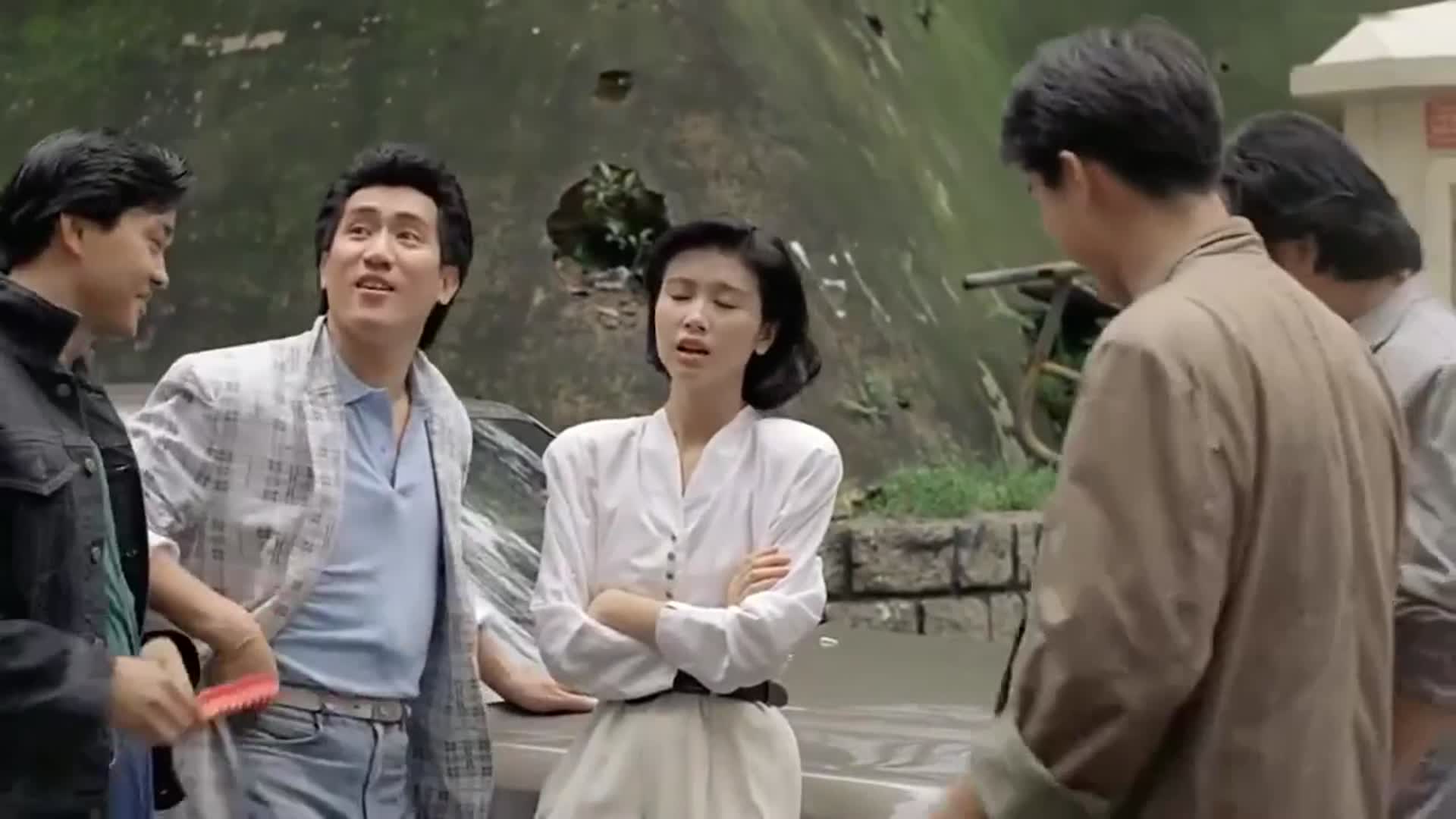 古惑仔调戏骆驼的妹妹以为报上老大的名字没事结果被打趴了