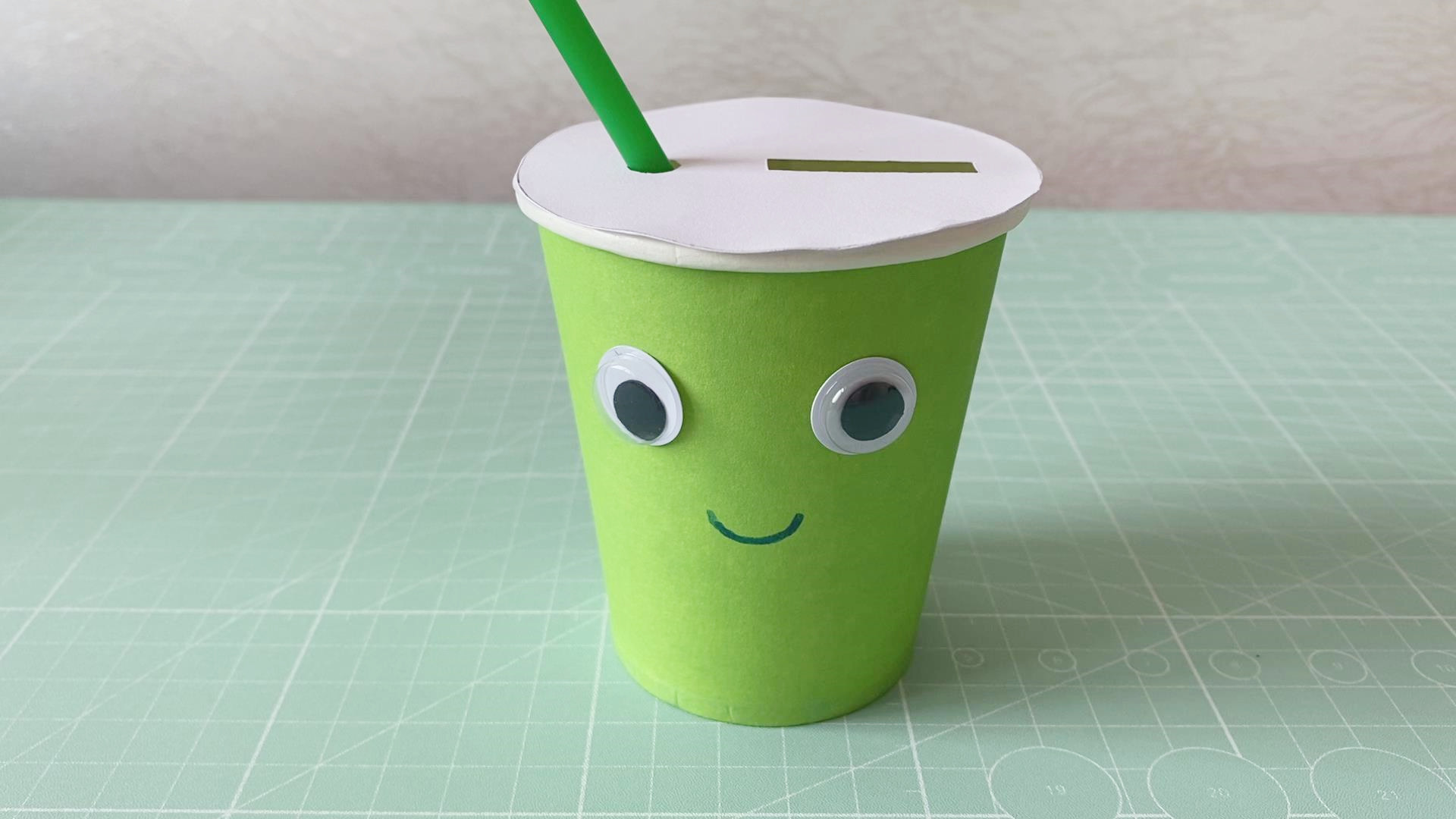 简单又可爱的纸杯储钱罐