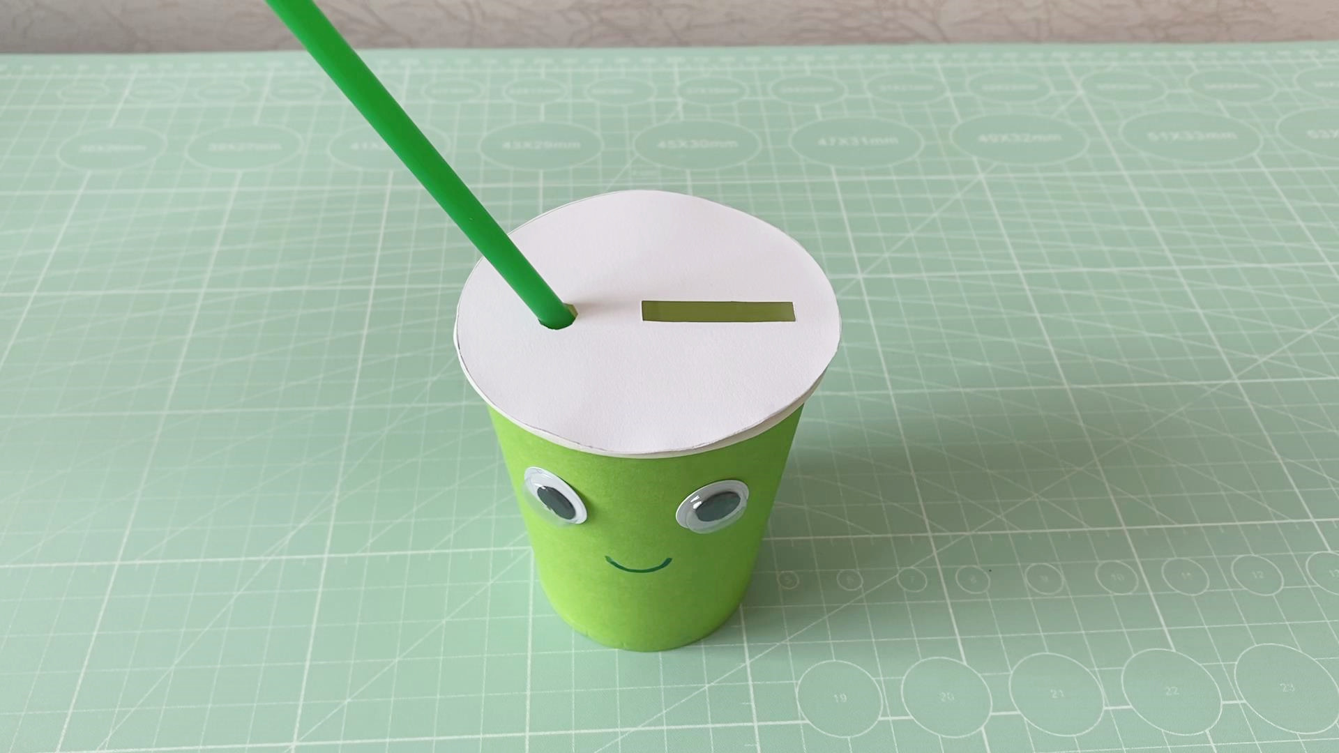 简单又可爱的纸杯储钱罐