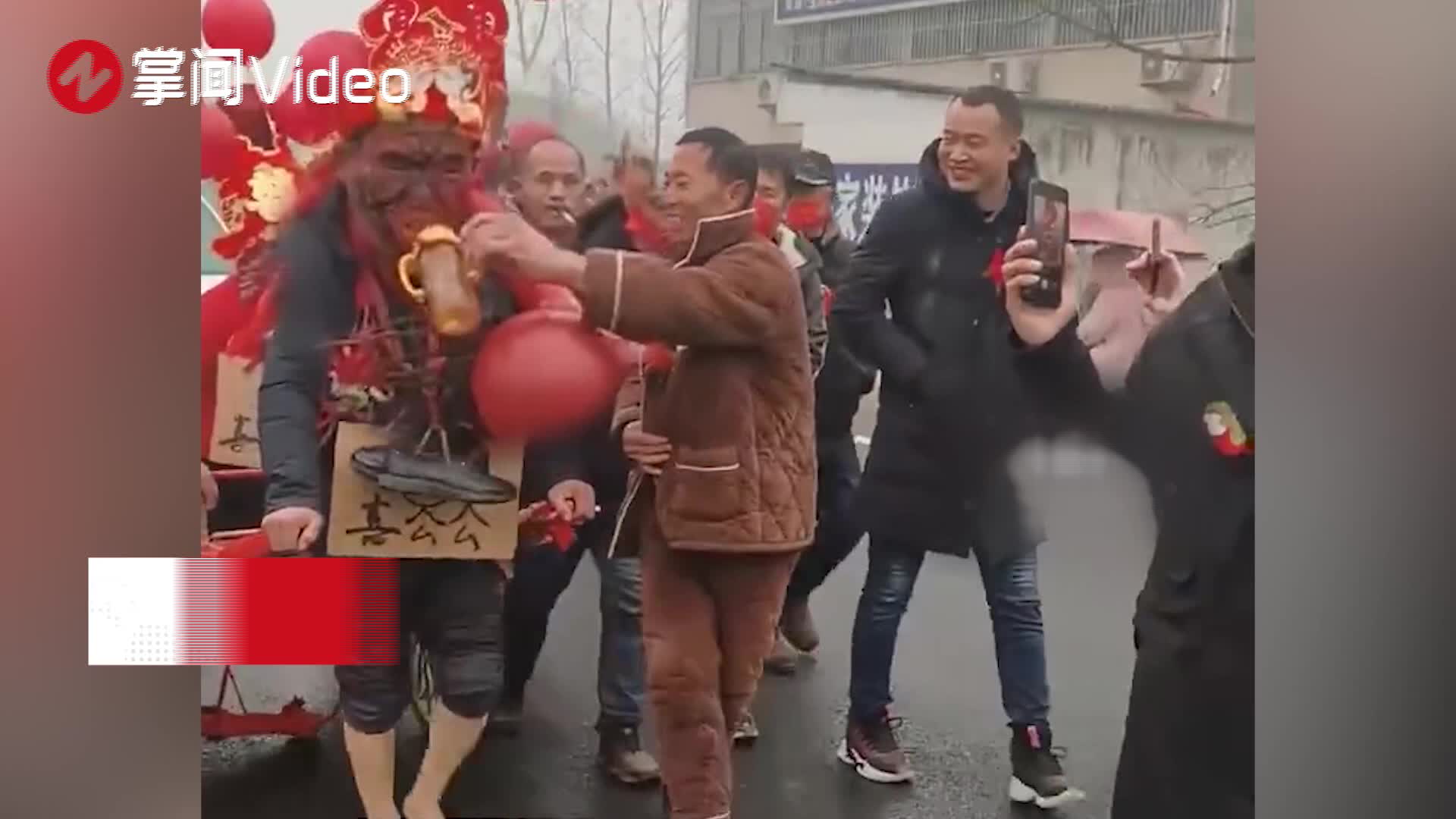 喜公公被画花脸叼奶瓶赤脚拉车接儿媳,村民:这两年才有的风俗_新浪新闻