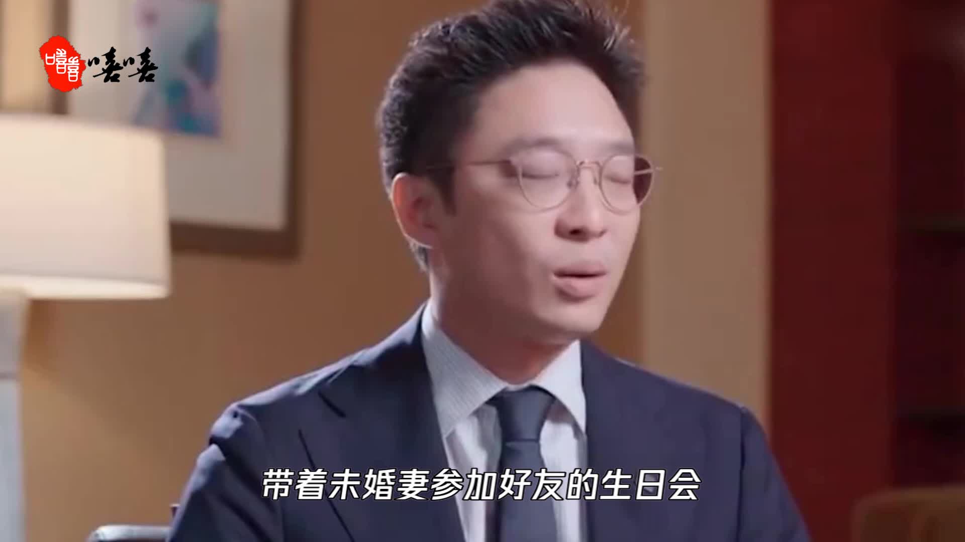 霍启仁带未婚妻参加生日会,女方素颜太普通,与阿sa同框显成熟_新浪新闻