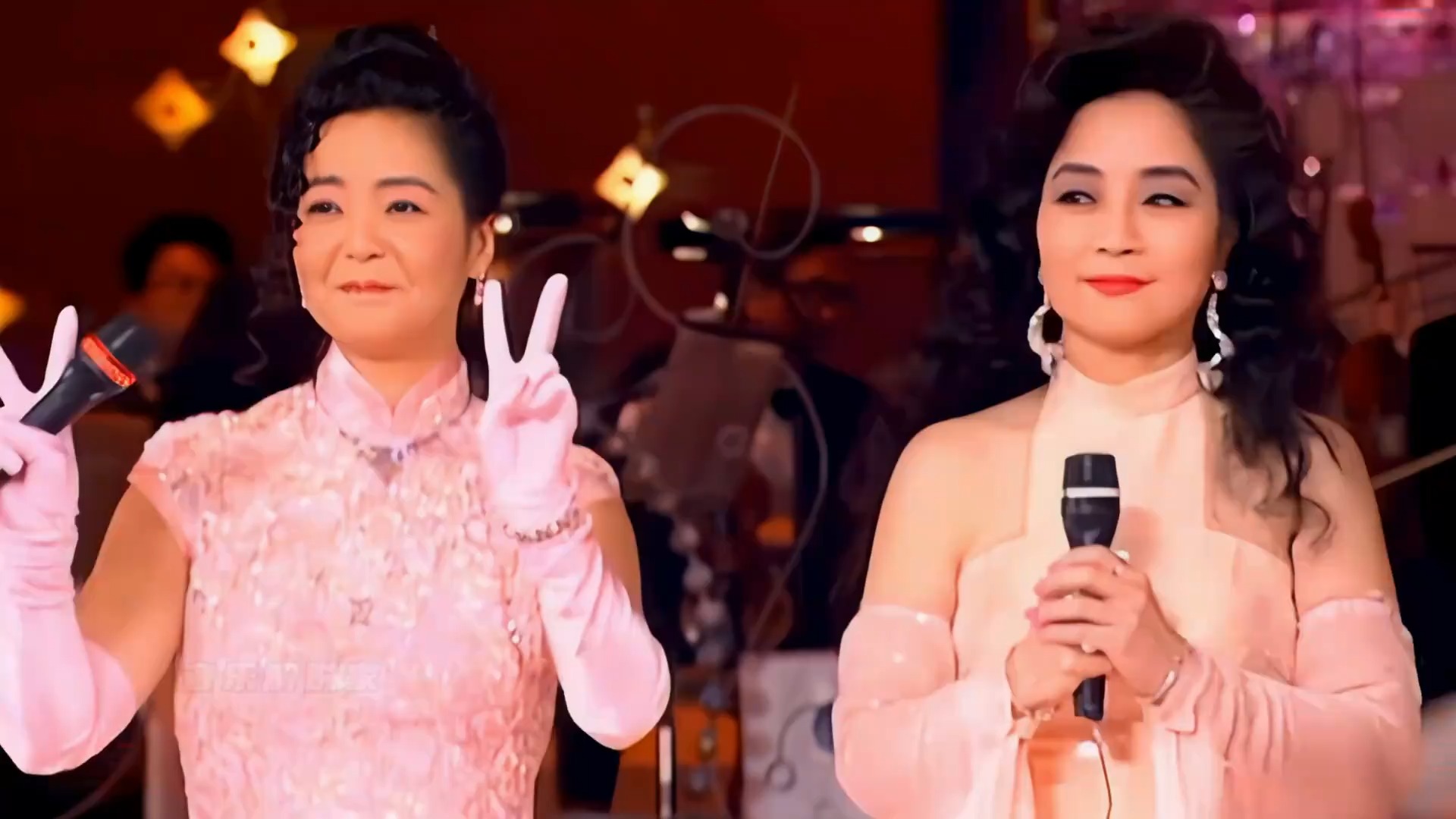 当天后徐小凤遇上歌后邓丽君，伴奏突然消失，谁的唱功更胜一筹