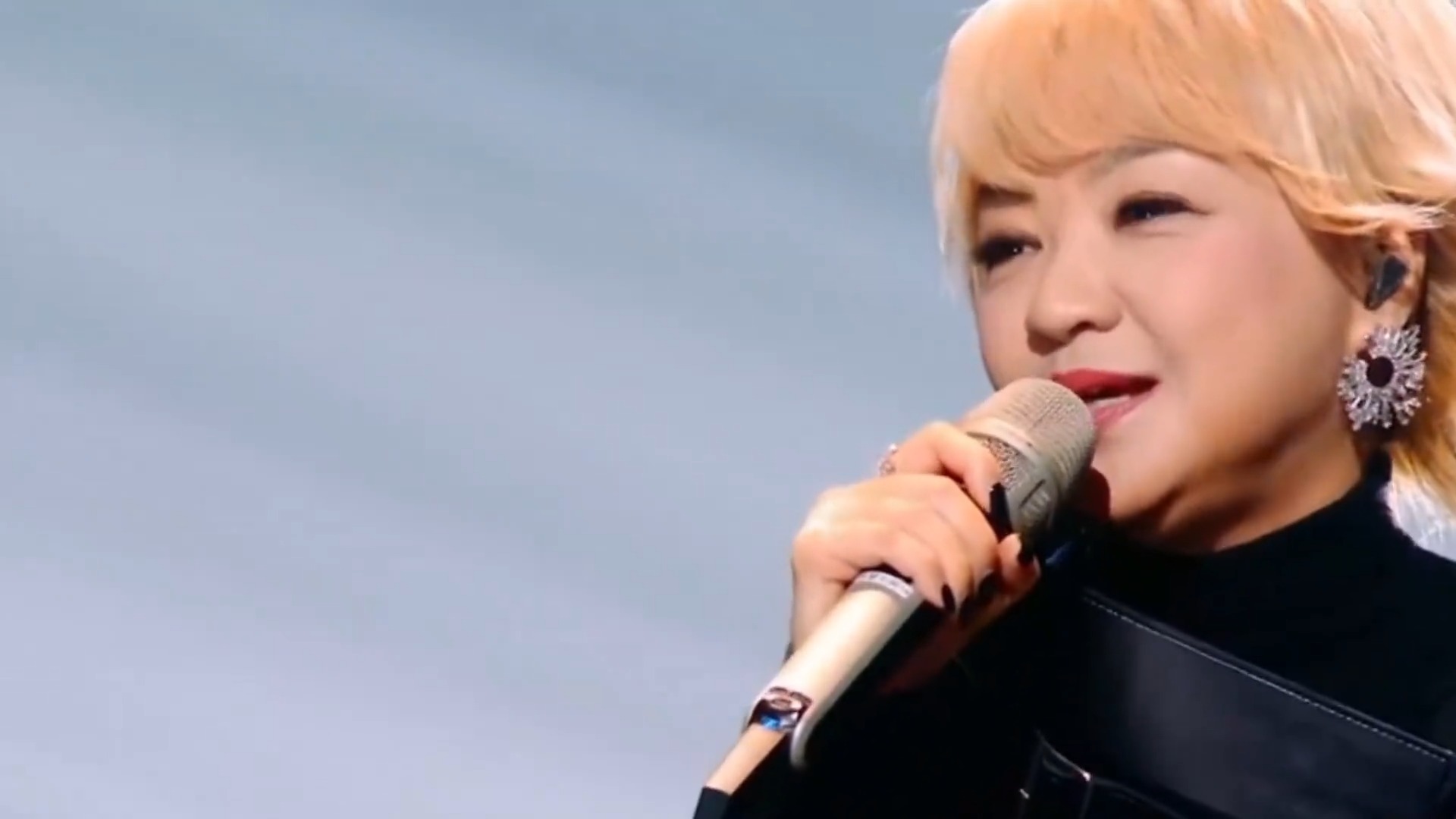 陈慧娴唱起《夕阳之歌》时隔35年，终于大和解！情怀值直接拉满！