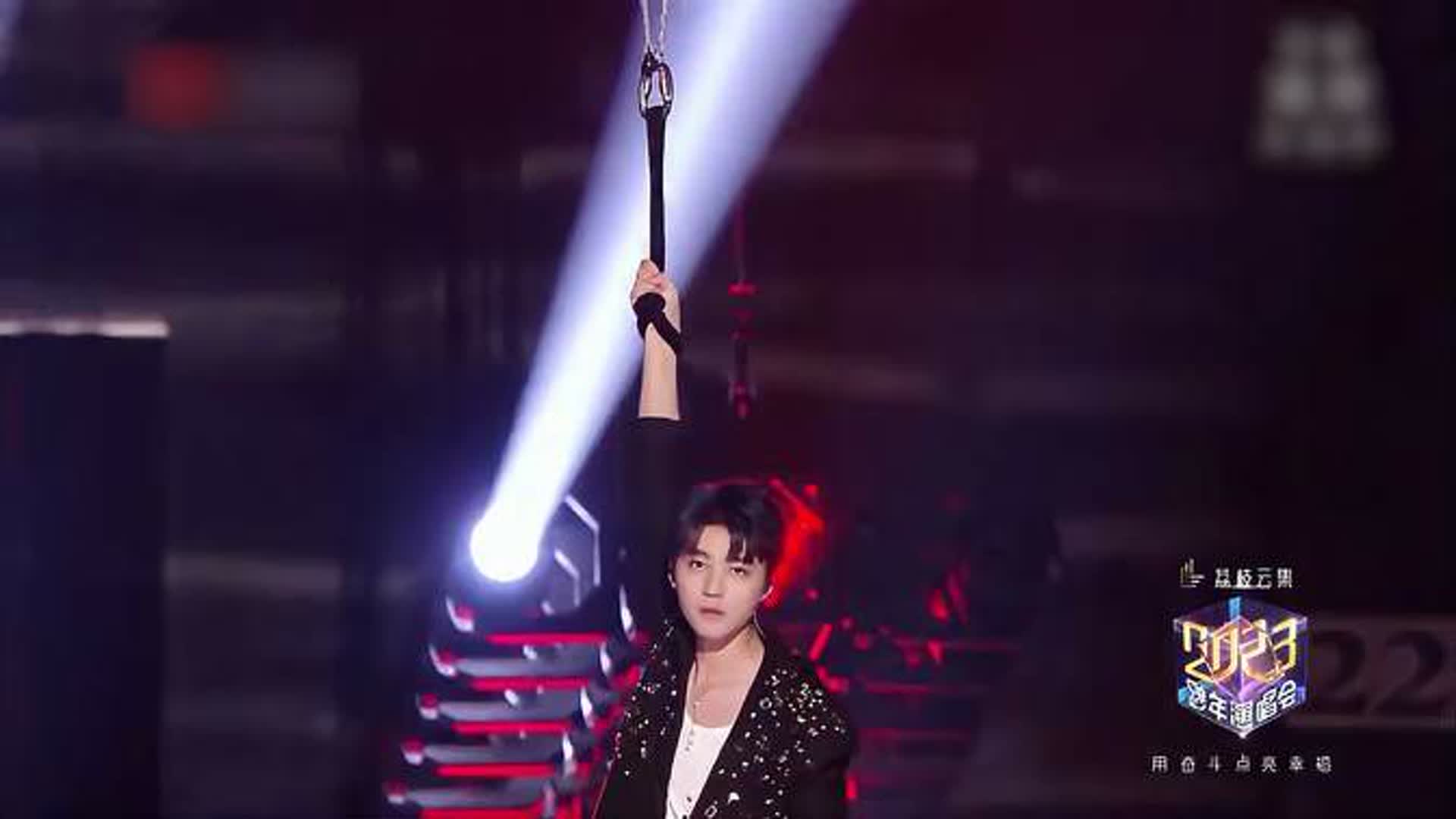 王俊凯《万里归途》，单手吊威亚臂力惊人，简直帅一脸！丨演唱会