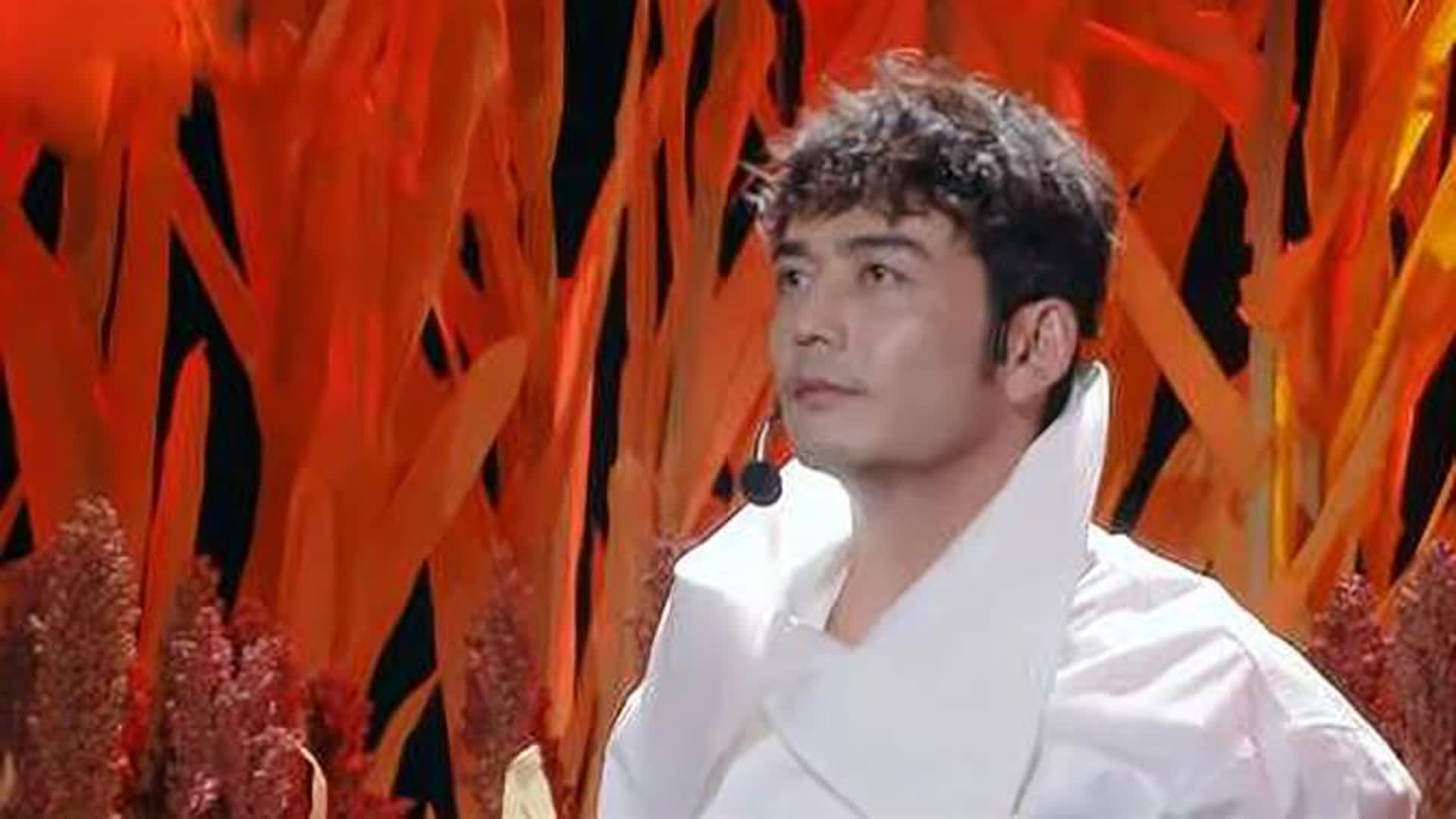 杨烁这次“飘了”，大胆翻唱韩红的《九儿》，烟嗓一出惊艳全场