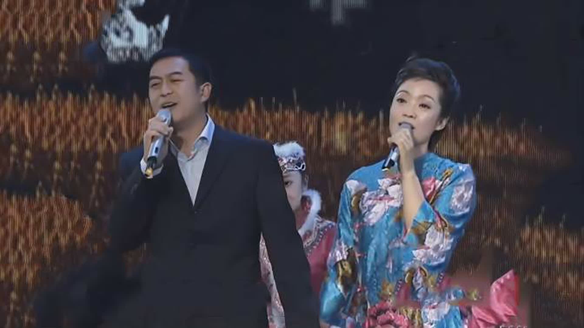 张嘉译老婆太美了，夫妻俩合唱《我和草原有个约定》，太好听了