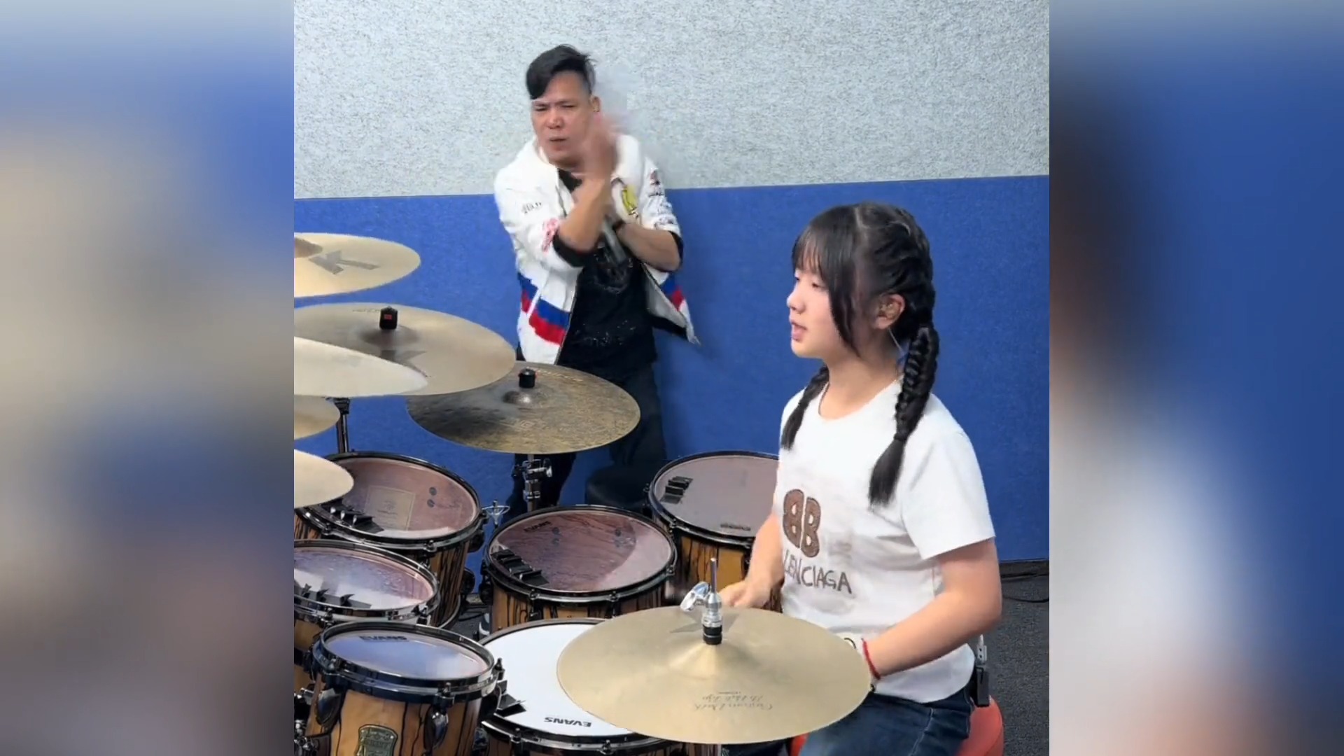 父女俩合作一首《霸王别姬》，气势磅礴，动作完美，十分默契！