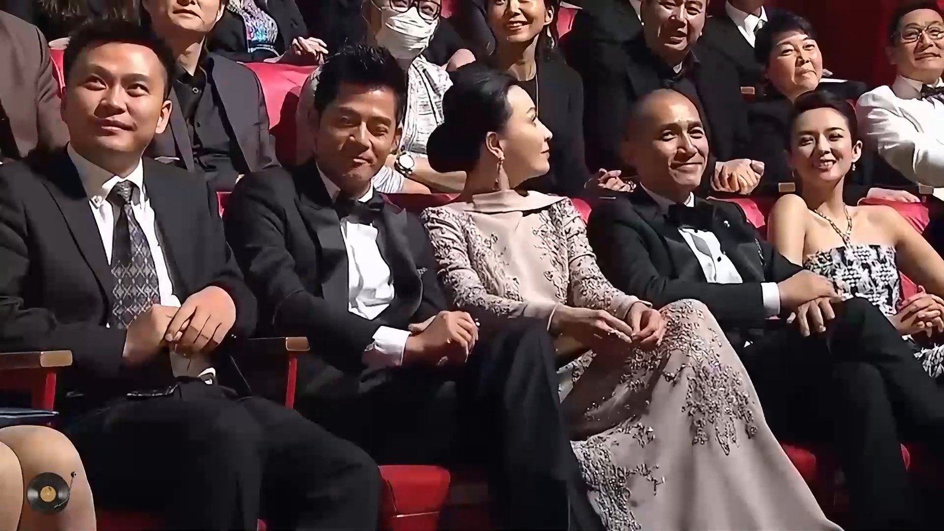 陕北民歌《酒杯杯》！一生一爱，盼一人疼爱到永久