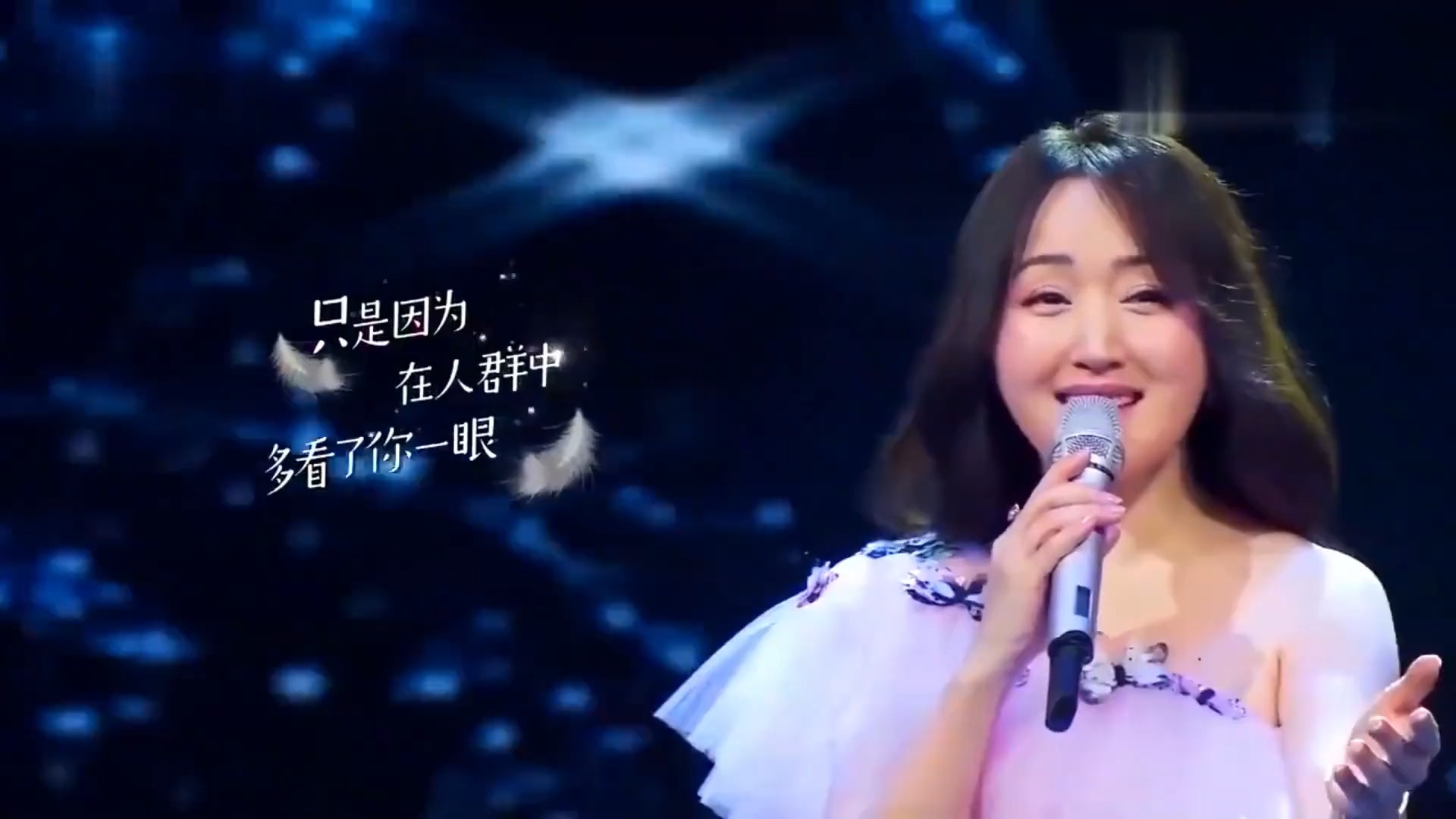 有人说：杨钰莹翻唱的《传奇》超越了王菲，比王菲唱的还好听！