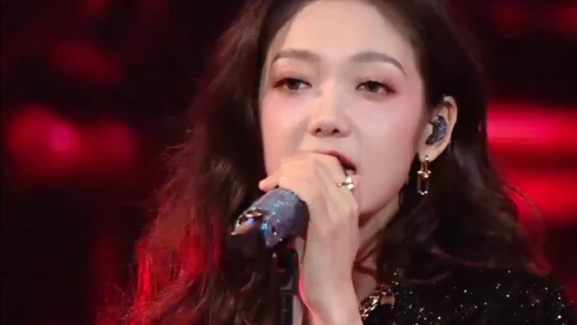 希林娜依高《热辣滚烫》人生啊只有一次吗，那就算了，不用重来