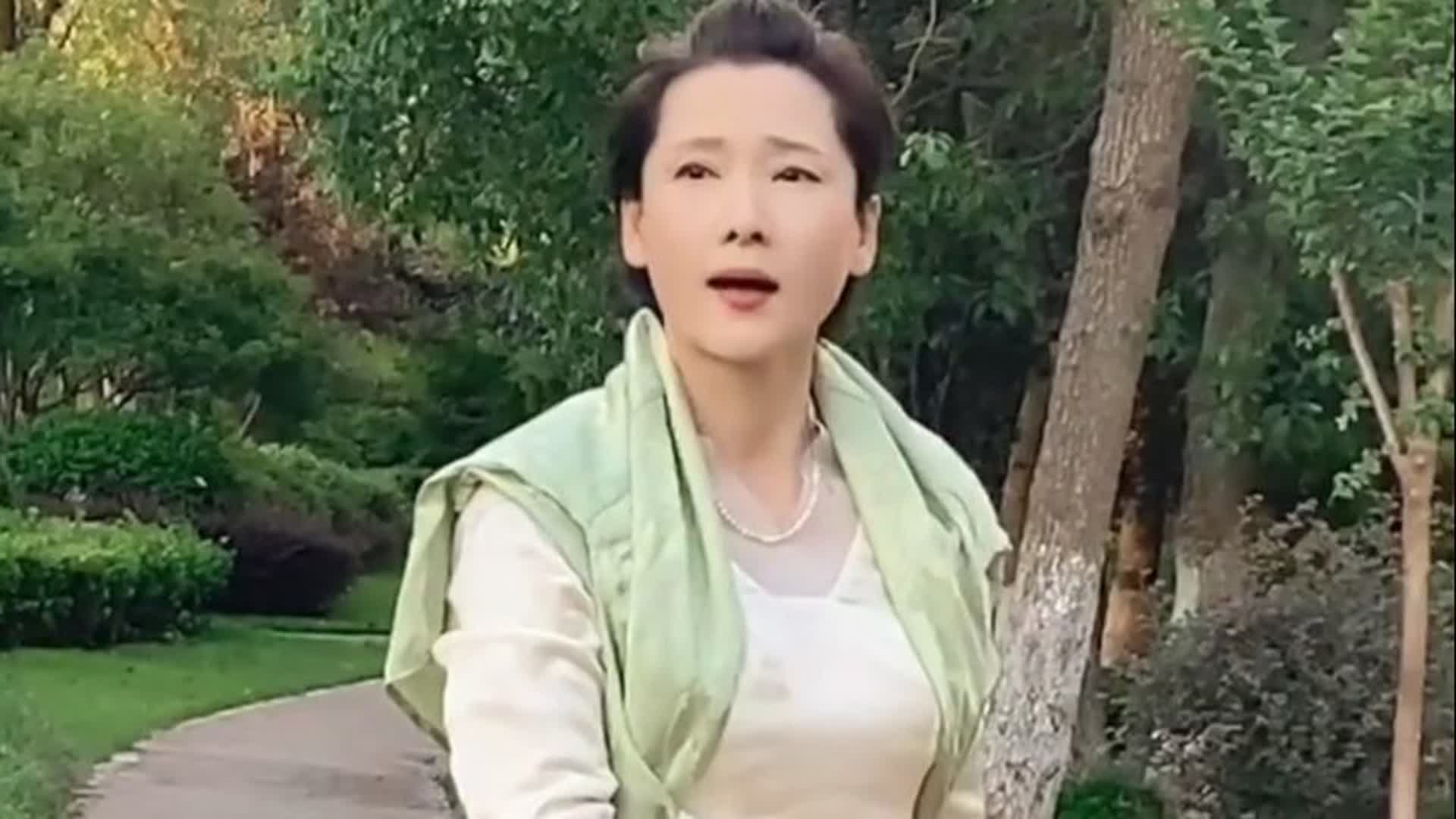 著名演员何赛飞老师倾情演绎《映山红》全能艺人实至名归