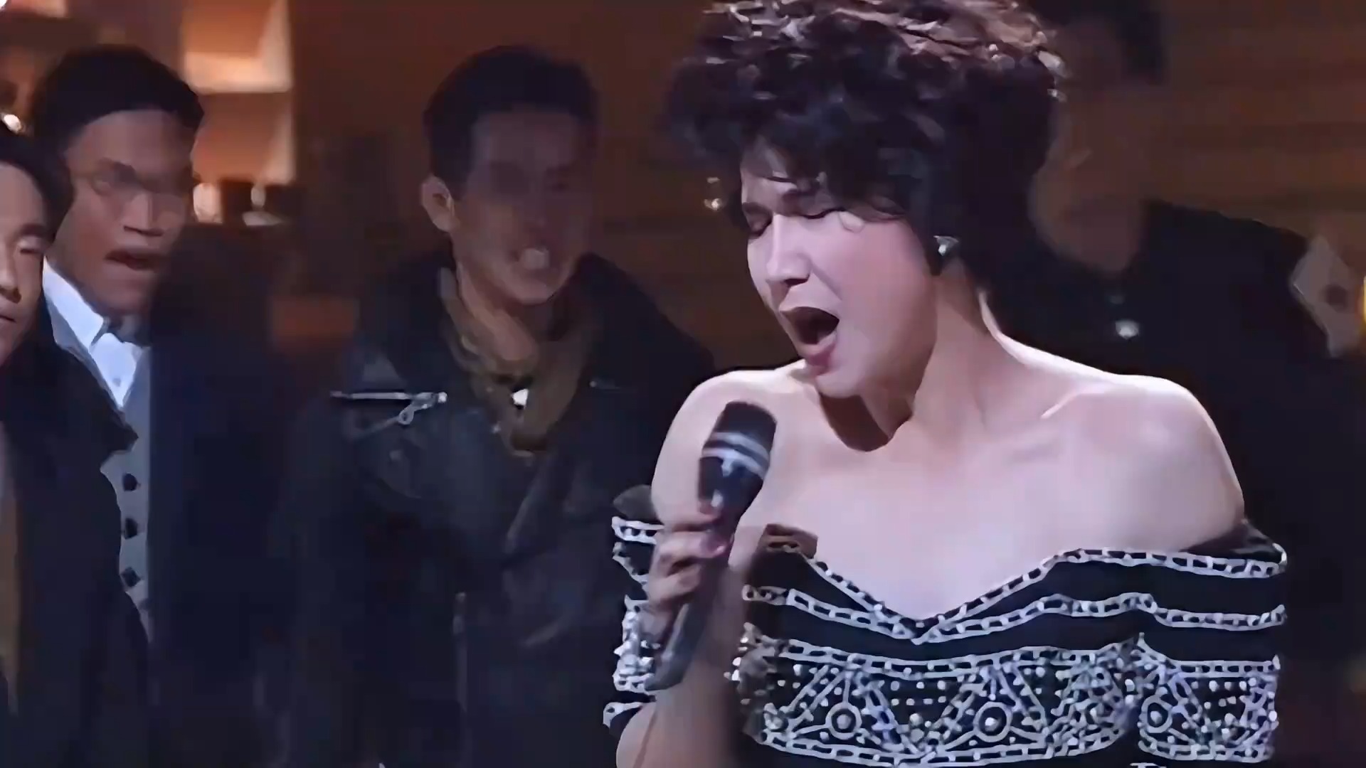 港台歌手“拉麦”有多夸张？徐小凤和肥妈，直接把话筒拉一米远