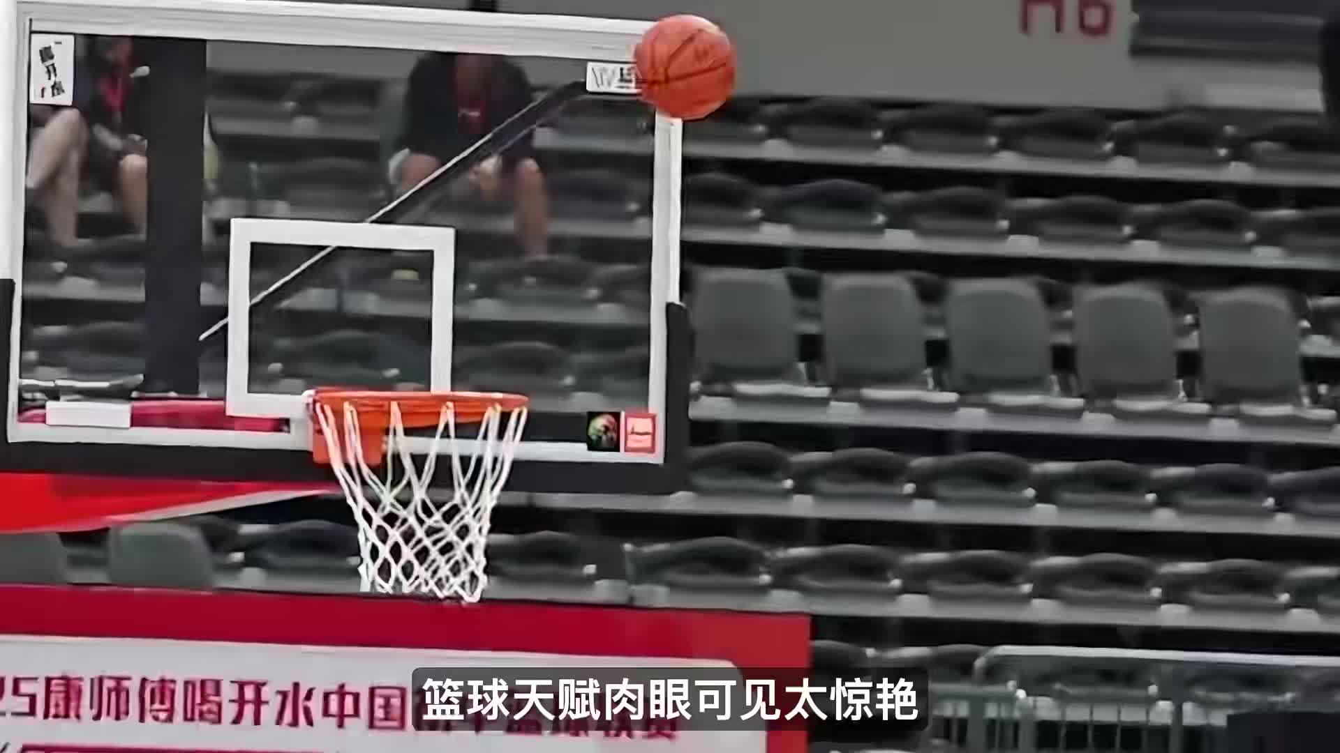 杜锋儿子虎头同框库里！16岁身高1米95超库里，天赋异禀未来可期