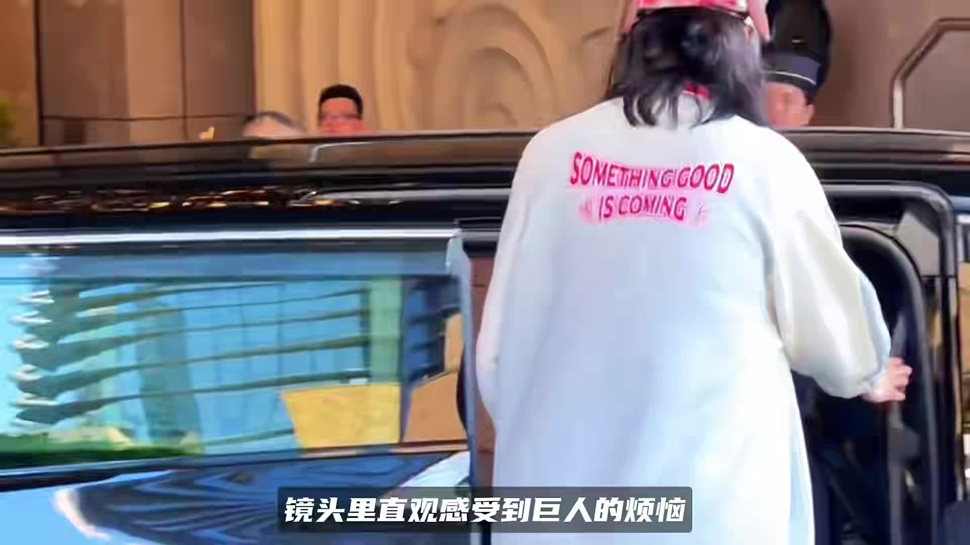2米26张子宇上车画面出圈！弯腰低头小心翼翼，巨人的烦恼太直观