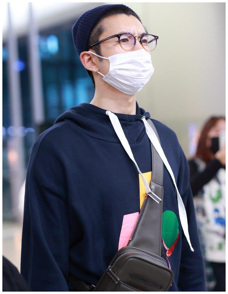 张云龙穿深蓝连帽卫衣走机场大背头戴眼镜乍一看认不出