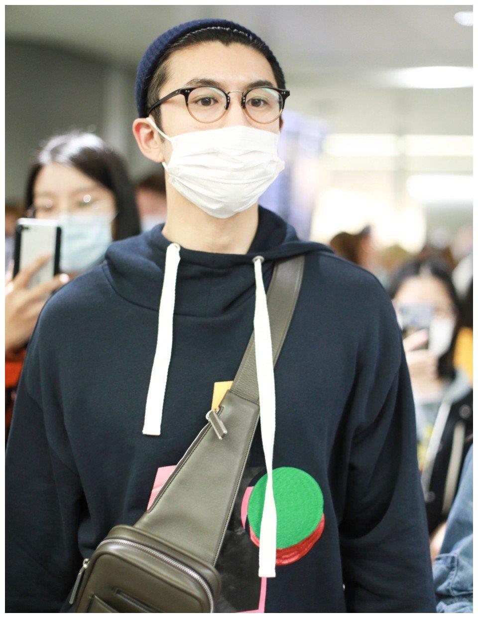 张云龙穿深蓝连帽卫衣走机场大背头戴眼镜乍一看认不出