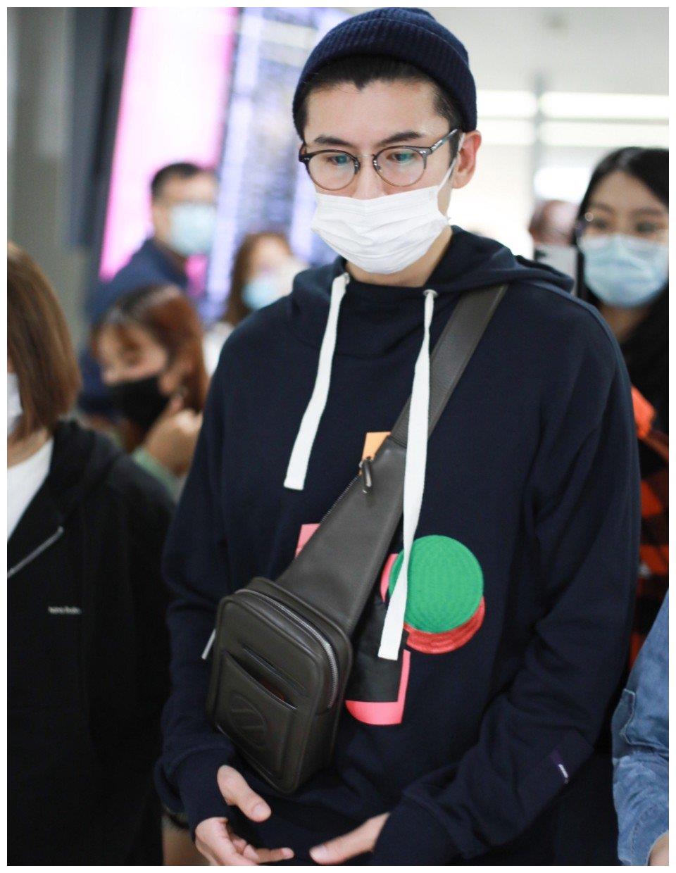 张云龙穿深蓝连帽卫衣走机场大背头戴眼镜乍一看认不出