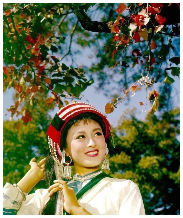 是的,这是电影《阿诗玛》插曲《马铃儿响来玉鸟儿唱》.