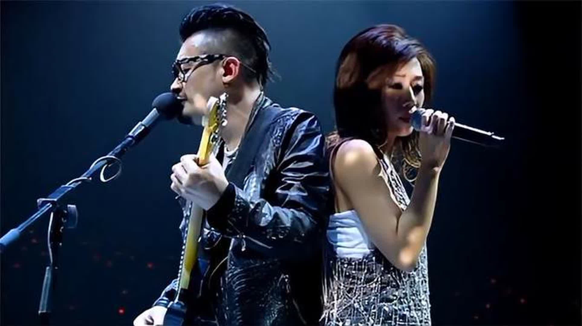 林忆莲和现任老公同台演绎，场面温馨，这唱功甩李宗盛好几条街