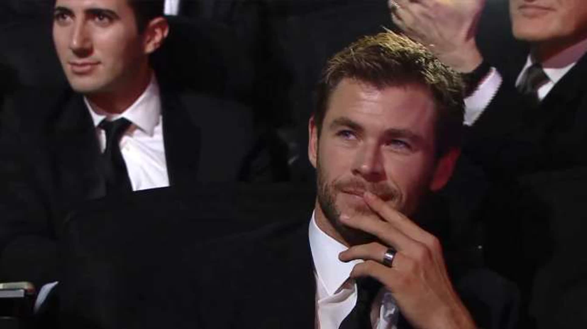 王力宏在国外弹“龙吉他”唱歌，台下雷神都看呆了，现场太炸裂