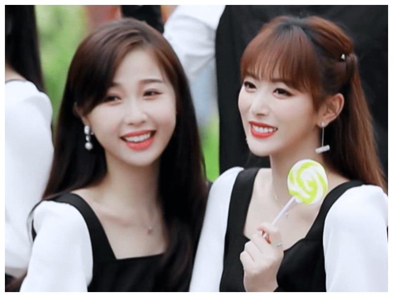 被虞书欣靠在怀里撒娇,有谁留意到孔雪儿的表情?关系亲疏很明显