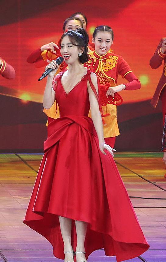 细数佟丽娅三登春晚的美艳终于知道c位也不是随随便便可以站的