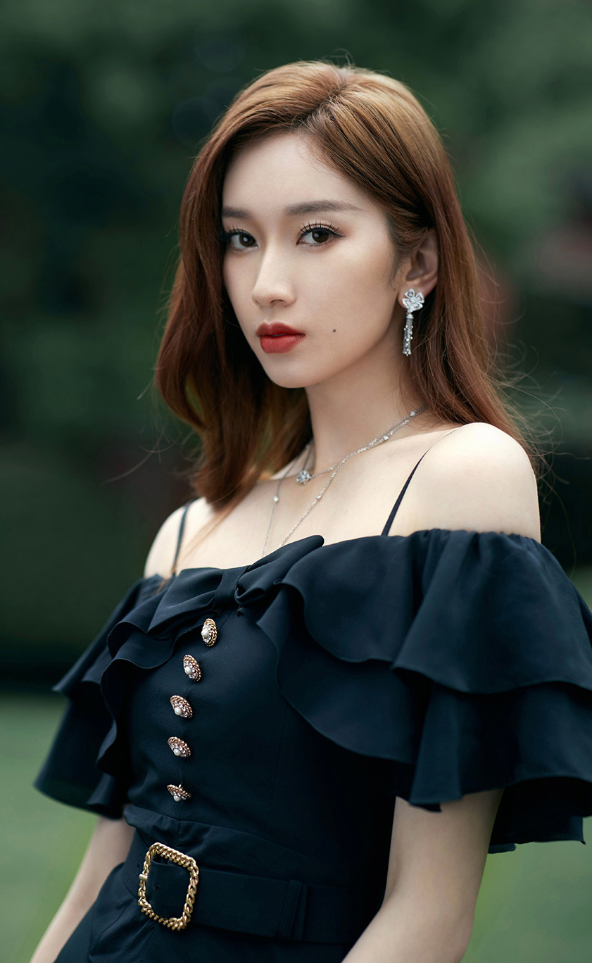 女明星露肩造型合集,夏季时尚单品——露肩装必须拥有姓名