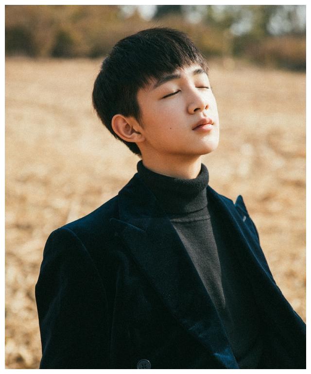 荣梓杉厉害了!才14岁获得最佳新人男演员,别人家的孩子就是优秀