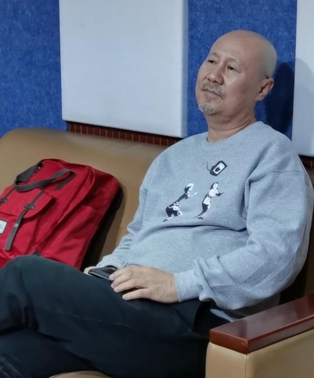 61岁腾格尔近照发福明显胡子花白双下巴抢镜录音棚却略简陋