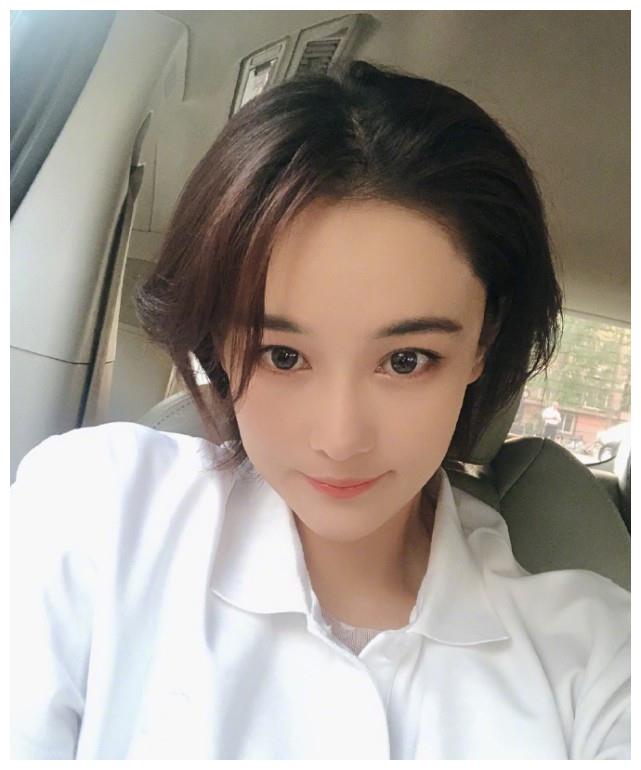 张馨予久违晒自拍,卡姿兰大眼小v脸精致迷人,怼镜拍照超自信