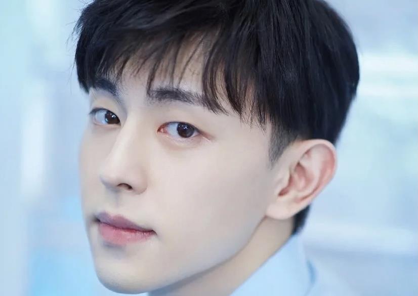 近距离看邓伦也太帅了吧