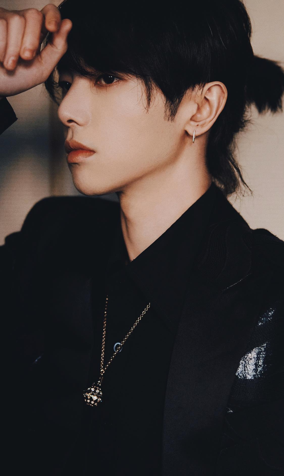 贵公子花花华晨宇扎小辫尽显俏皮优雅升级当爸少年感依旧