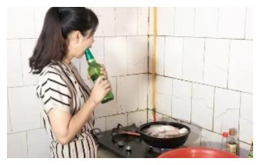 喝了30年的啤酒才知道,瓶盖上有个小机关,学会后女生单手开啤酒