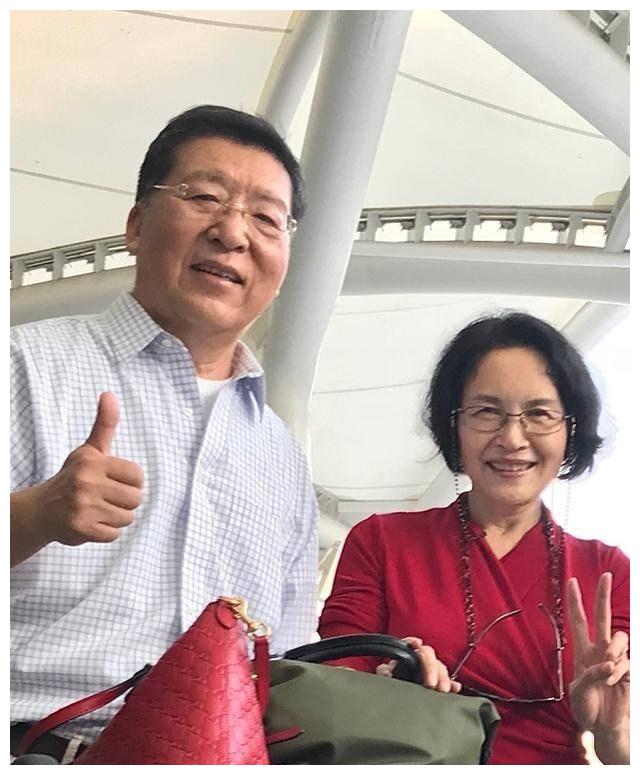 宋晓英近照,如今的宋晓英已经66岁了,她与丈夫的感情依旧如初