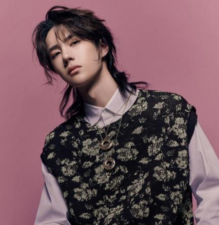 曾经有一段时间,鲻鱼头在娱乐圈非常盛行,王一博当然也不会放过这种