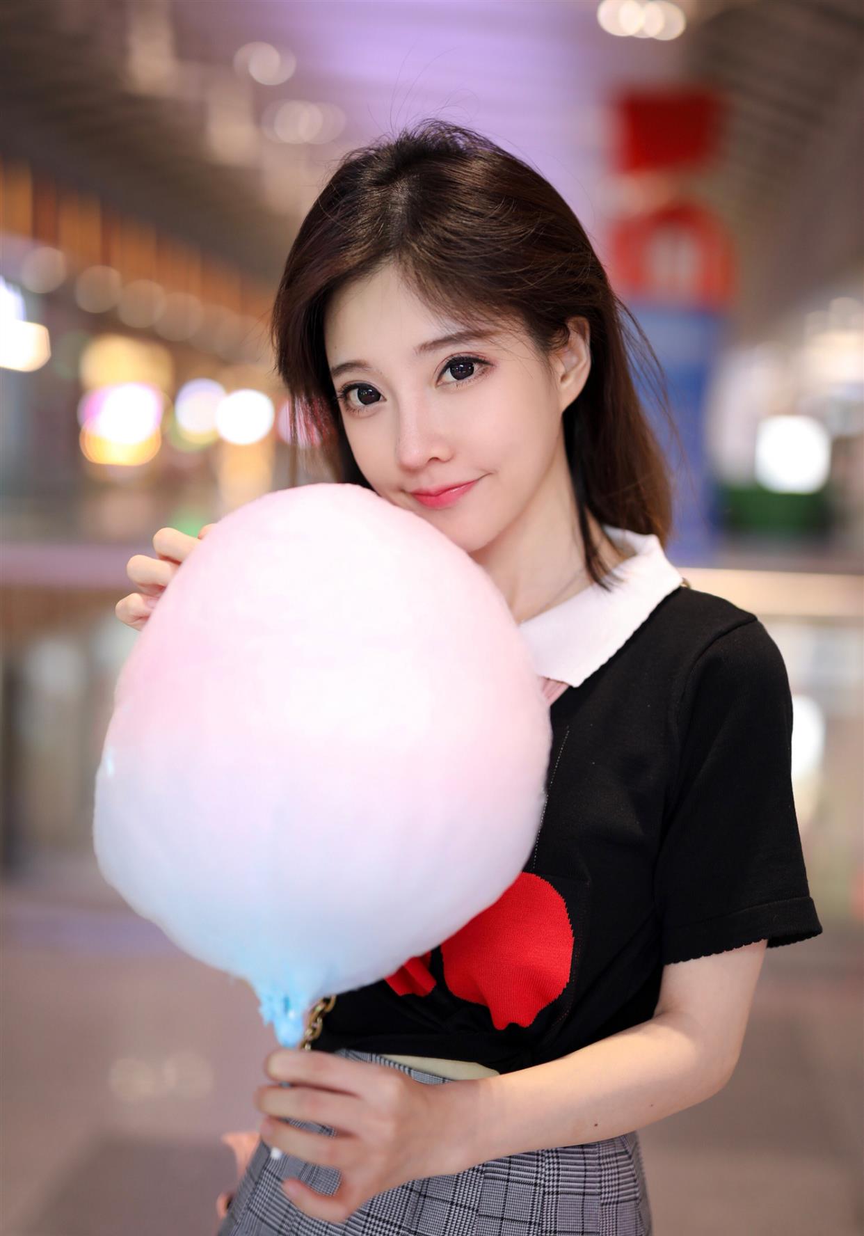 冯提莫夏日自拍,魅惑猫系女友风,背影婀娜多姿秀出完美身材