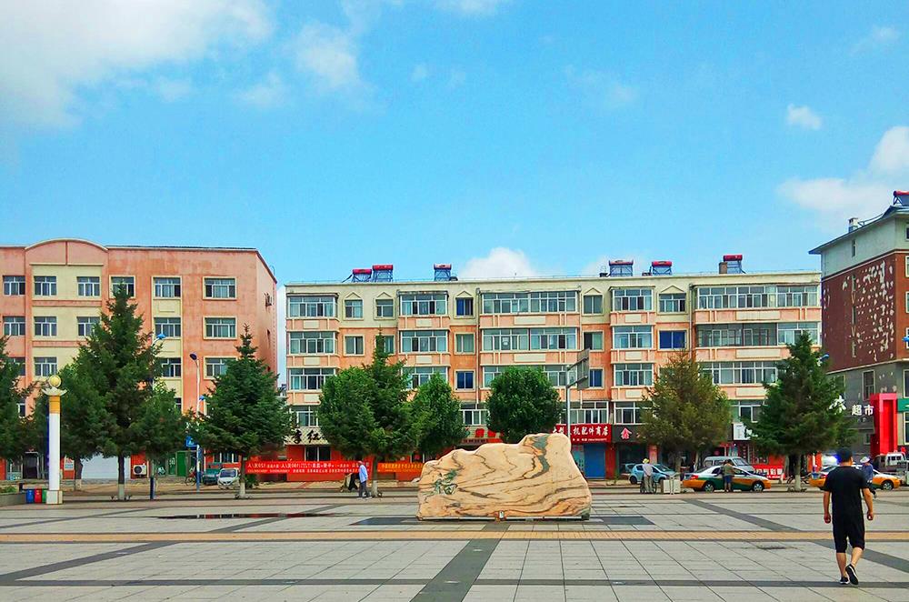 黑龙江铁力一个大镇建成区5平方公里有火车站和高速路互通