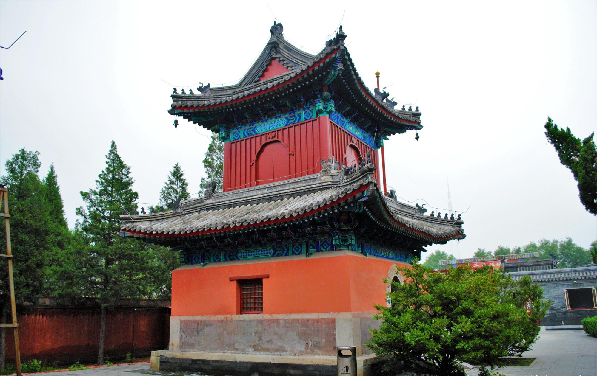 里面还有钟鼓楼,以及天王殿,大雄宝殿,后殿,大钟楼,还有东西两侧的殿.