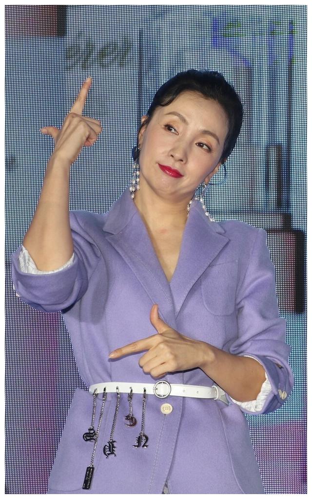 小陶虹一袭蓝色礼服出席活动,笑起来还是温柔"小龙女"