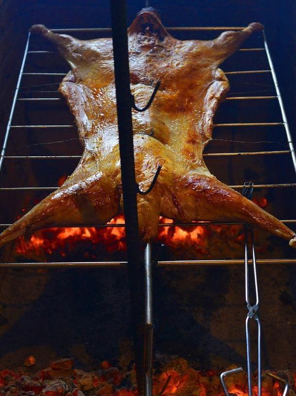 新疆烤全羊作为新疆人的传统美食它有多值得我们尝上一口