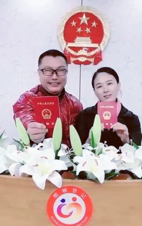 51岁歌手尹相杰领证结婚妻子清纯甜美颜值不输女明星