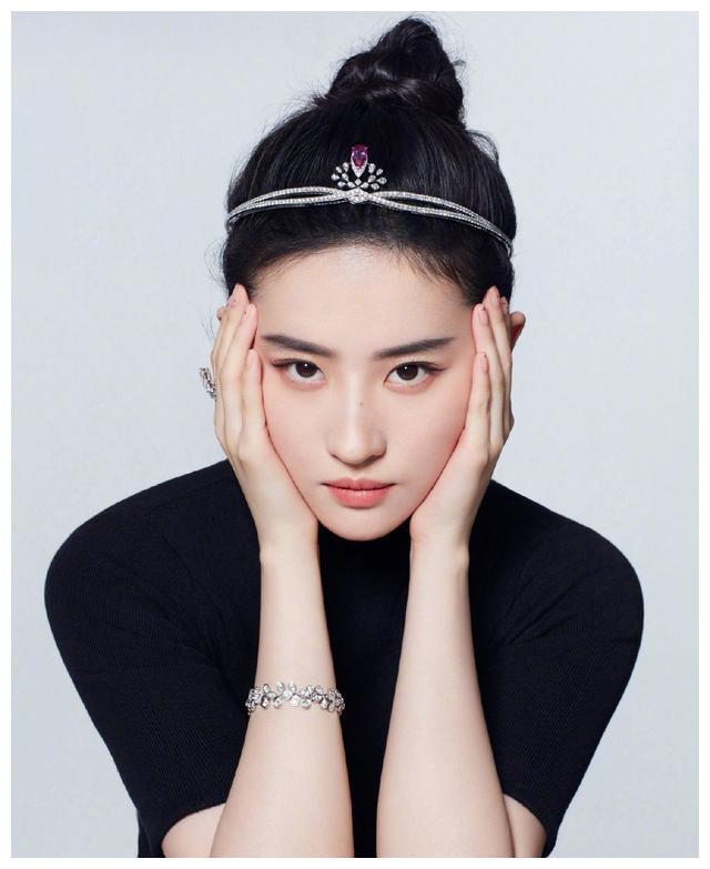 图片中,刘亦菲头戴钻石皇冠,眼神淡然优雅,有古典东方公主的味道.