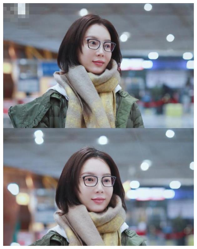 43岁陈数素颜戴眼镜也好看,绿色羽绒服配短发,嫩的像小姑娘__财经头条