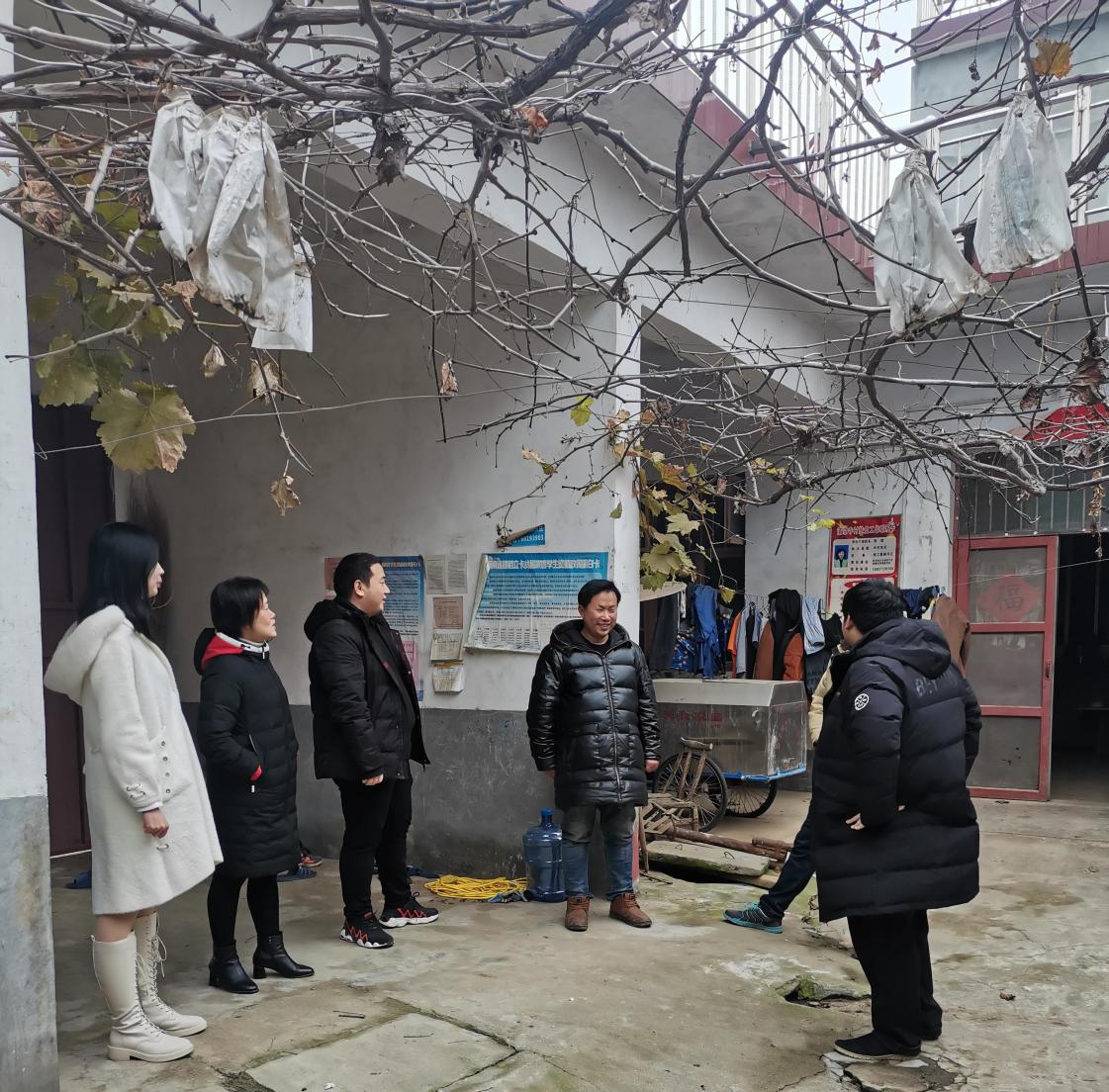 卧龙区潦河镇:清凉寺村开展脱贫攻坚帮扶活动