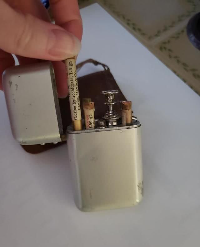 图为90年代的注射器